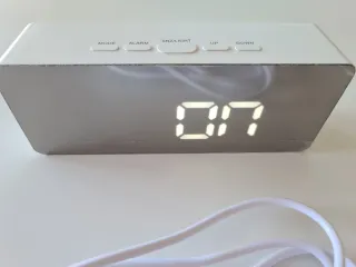 Reloj despertador digital blanco