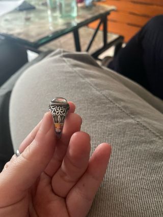 Anillo de plata con piedra ónix y estampado floral