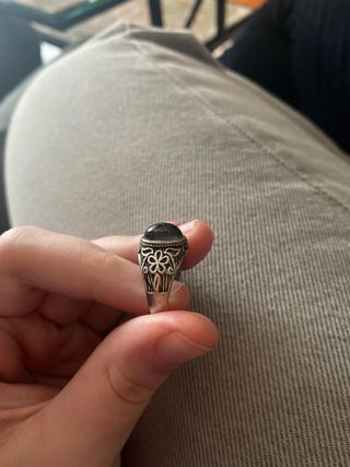 Anillo de plata con piedra ónix y estampado floral
