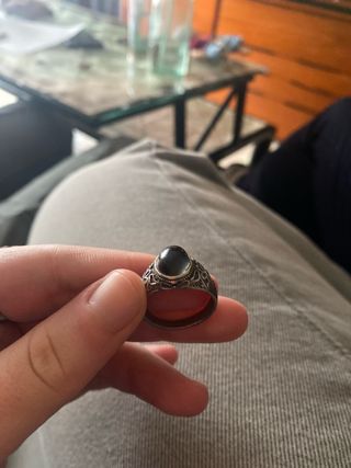 Anillo de plata con piedra ónix y estampado floral