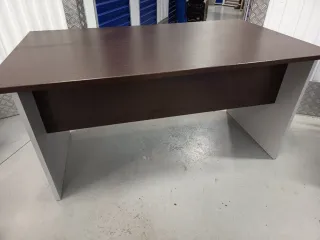 Mesa de despacho marrón y gris