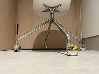 Silla giratoria Adelaide con ruedas y tela azul