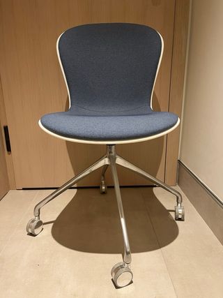 Silla giratoria Adelaide con ruedas y tela azul