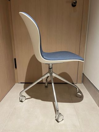 Silla giratoria Adelaide con ruedas y tela azul