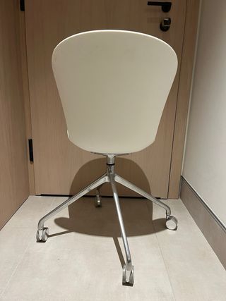 Silla giratoria Adelaide con ruedas y tela azul