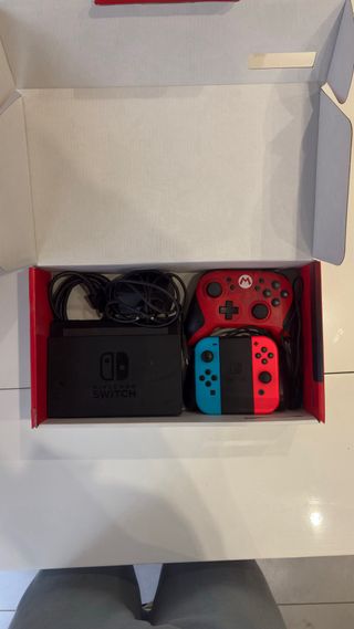 Nintendo Switch + Joy-Con Super Mario