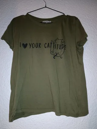 Camiseta verde y estampado militar. Talla S y M.