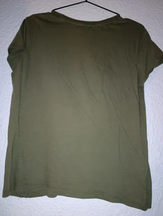 Camiseta verde y estampado militar. Talla S y M.