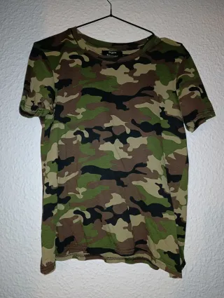 Camiseta verde y estampado militar. Talla S y M.