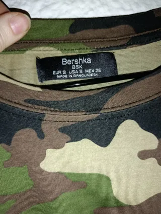 Camiseta verde y estampado militar. Talla S y M.