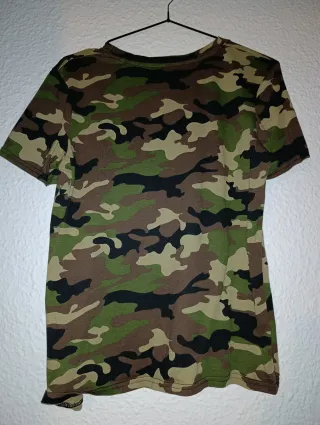 Camiseta verde y estampado militar. Talla S y M.