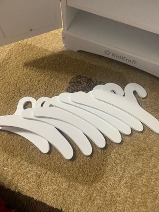 Armario de muñecas KidKraft con perchas