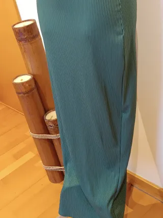 Vestido largo verde con aberturas