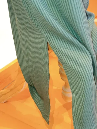 Vestido largo verde con aberturas