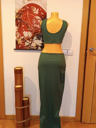Vestido largo verde con aberturas