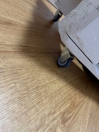 Mesa baja de palets con tapa de cristal