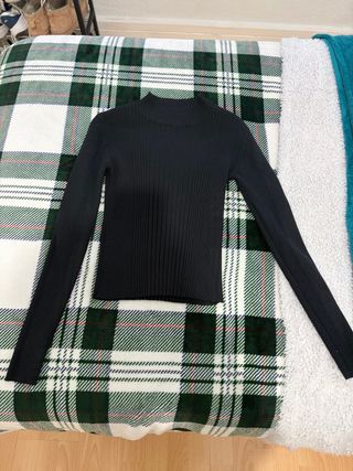 Jersey negro de cuello alto