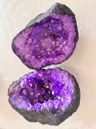 Geoda de cuarzo morado teñido