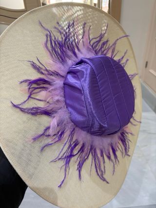 Pamela de fiesta con plumas Echa a mano