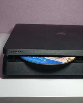 Play 4 Slim 1TB con 2 mandos + cables y accesorios