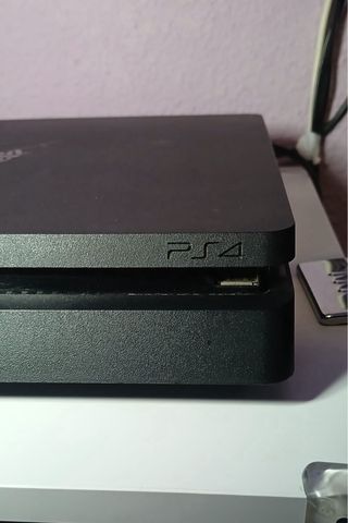 Play 4 Slim 1TB con 2 mandos + cables y accesorios