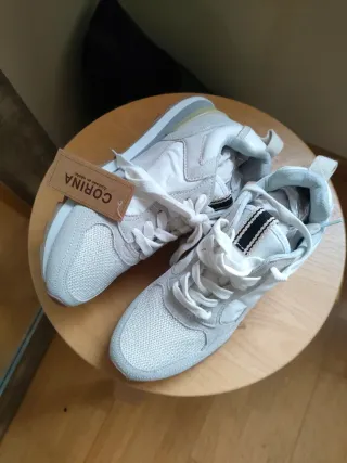 Zapatillas deportivas grises y blancas