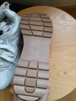 Zapatillas deportivas grises y blancas