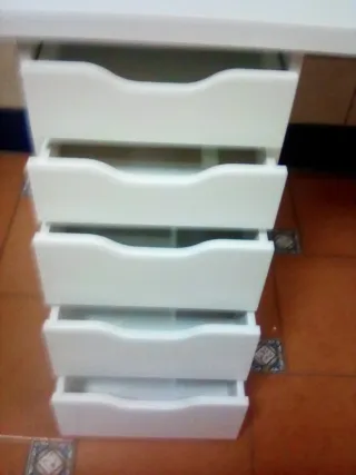 Escritorio blanco con cajones nuevo