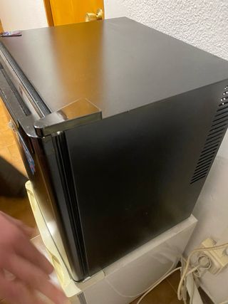 Nevera pequeña blanca y otra negra