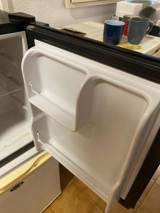 Nevera pequeña blanca y otra negra