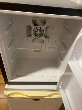 Nevera pequeña blanca y otra negra