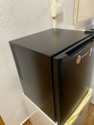 Nevera pequeña blanca y otra negra