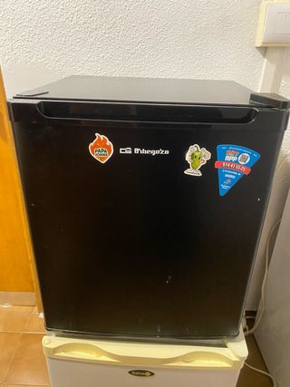 Nevera pequeña blanca y otra negra