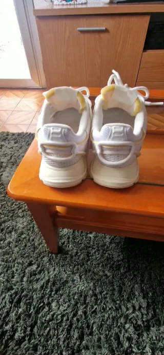 Zapatillas Lacoste Blancas y Beige