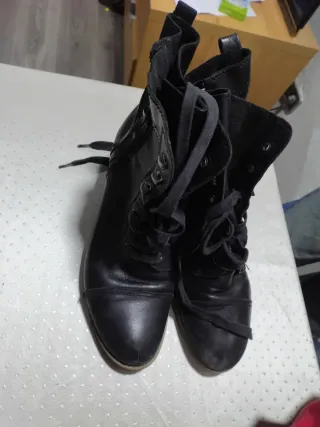Botines negros con cordones
