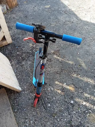 Patinete 2 ruedas con caballete