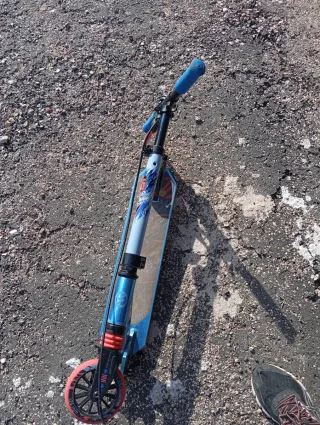 Patinete 2 ruedas con caballete