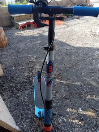 Patinete 2 ruedas con caballete