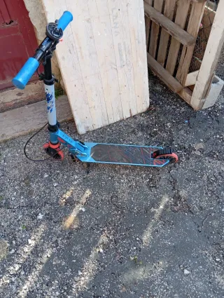 Patinete 2 ruedas con caballete