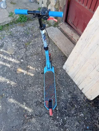 Patinete 2 ruedas con caballete