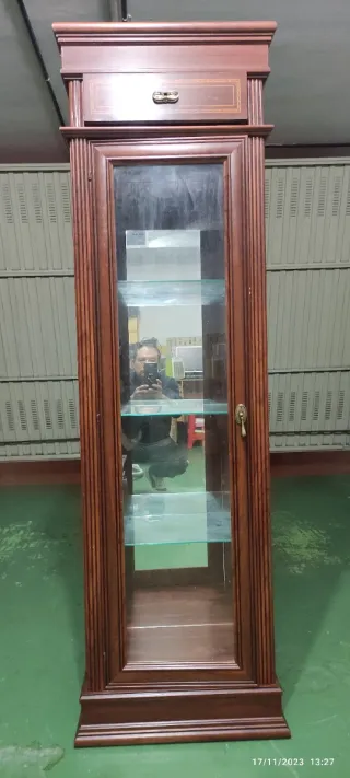 Vitrina de madera y cristal