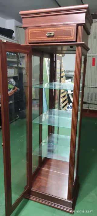 Vitrina de madera y cristal