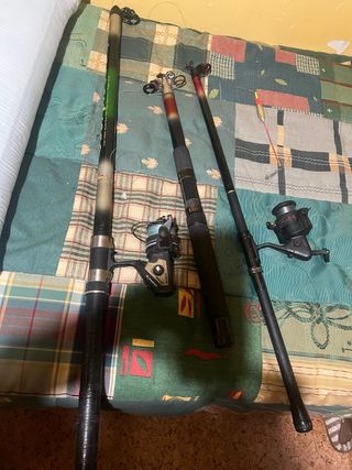 3 cañas de pescar con carretes