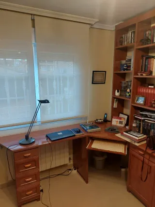 Escritorio de madera con estantería