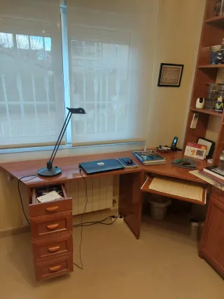 Escritorio de madera con estantería