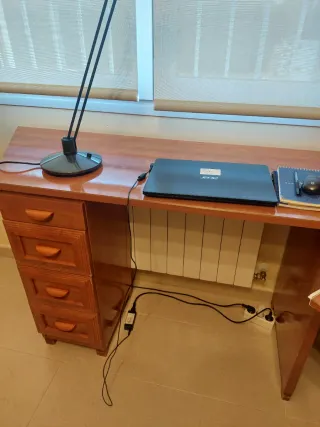 Escritorio de madera con estantería