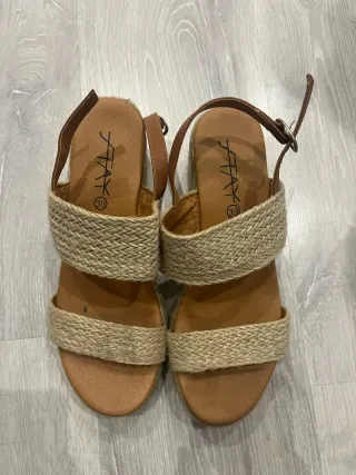 Sandalias de esparto cuña beige y marrón