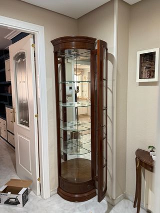 Vitrina Esquinera Madera Maciza Cristal y espejos.