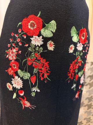 Falda Desigual Negra Bordada Flores