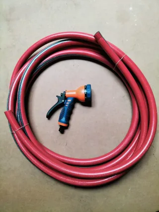 7 metros de manguera de jardín roja con difusor